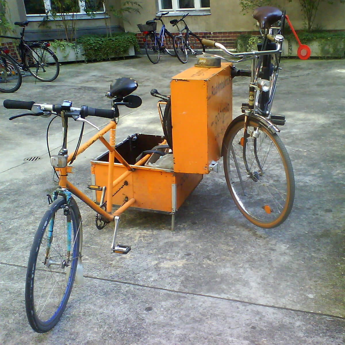 Werkstattfahrrad mit aufgehängtem Fahrrad